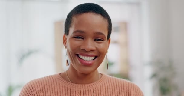 Glückliche Afrikanische Frau Und Gesicht Der Schriftstellerin Büro Arbeitsplatz Oder — Stockvideo
