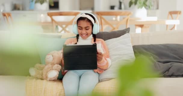 Menina Criança Feliz Por Tablet Fones Ouvido Relaxar Sofá Para — Vídeo de Stock