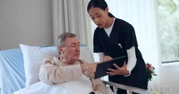 Tablet Cuidado Salud Enfermera Con Paciente Hospital Para Explicar Los — Vídeos de Stock