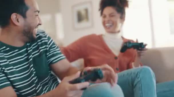 コントローラー付きのカップル ビデオゲーム ソファー 不正行為 ブラインド 家庭でのコンテストのための笑いと面白い対立 女性とゲームの競争 ソファーでエスポートと幸せ — ストック動画