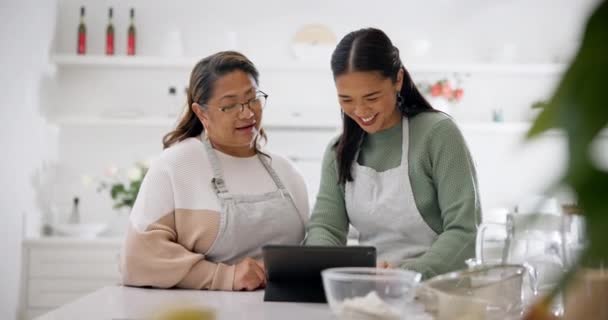 Tablet Cozinhar Ajudar Com Mãe Sênior Com Filha Cozinha Para — Vídeo de Stock
