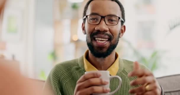 Домой Поговорить Черный Человек Пьет Кофе Счастливый Разговор Сплетнями Слушать — стоковое видео