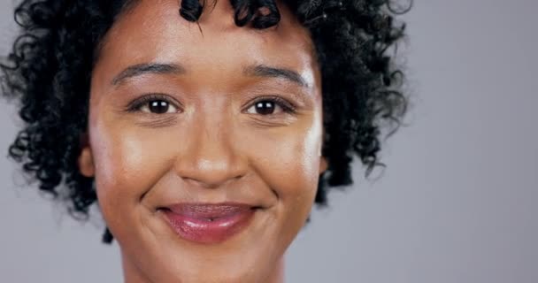 Fröhlich Augenzwinkernd Und Das Gesicht Einer Frau Auf Studiohintergrund Für — Stockvideo