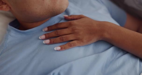 Ύπνος Άγγιγμα Και Χέρια Ζευγαριού Στο Κρεβάτι Για Οικειότητα Φροντίδα — Αρχείο Βίντεο