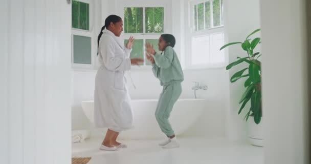Juega Niño Madre Bailando Aseo Del Baño Limpiando Hogar Familiar — Vídeos de Stock