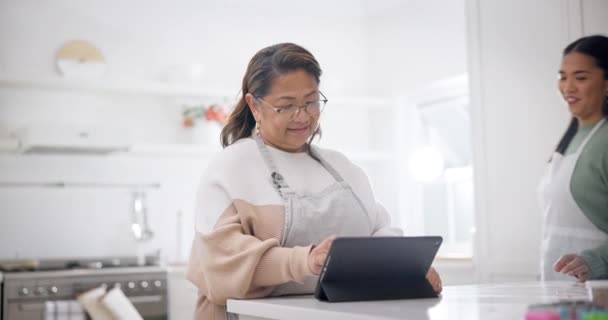 Tablett Matlagning Och Nöjd Med Äldre Mor Med Dotter Köket — Stockvideo