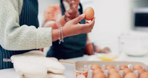 Koken Ontbijt Handen Van Moeder Dochter Keuken Voor Onderwijs Hulp — Stockvideo
