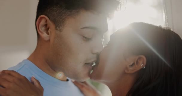Gesicht Paar Und Kuss Für Liebe Fürsorge Und Intimen Moment — Stockvideo