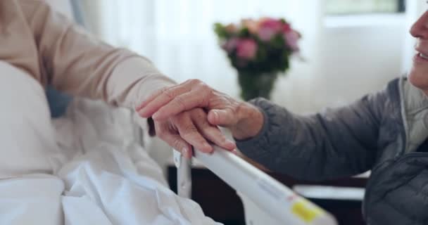 病気のパートナーのためのサポートと共感のために手を握る老人 病院のベッドと女性 ホスピスベッドルームで治療と薬で癌患者を愛するシニアの人々 — ストック動画