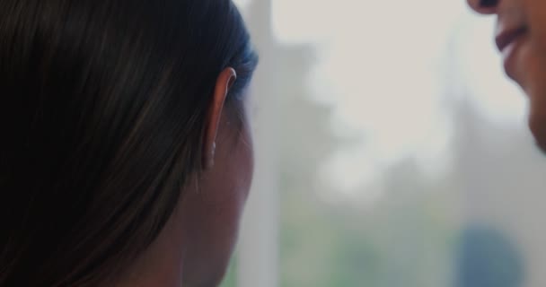 Feliz Oído Pareja Susurro Primer Plano Con Escucha Secreto Mujer — Vídeo de stock