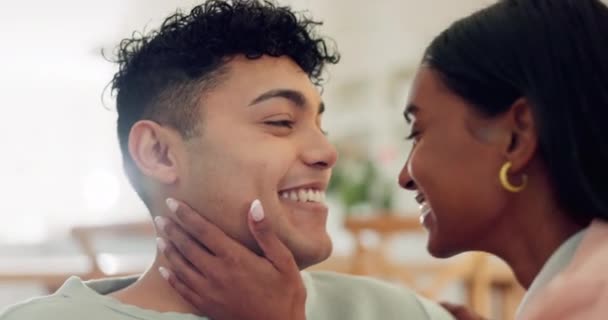 Visage Amour Couple Dans Salon Détendre Heureux Soins Tout Collant — Video