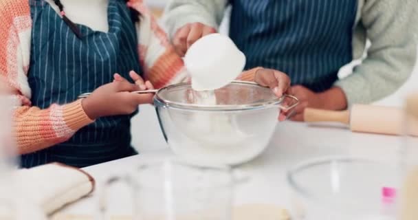 Koken Hulp Handen Van Moeder Dochter Keuken Voor Koekjes Bakken — Stockvideo