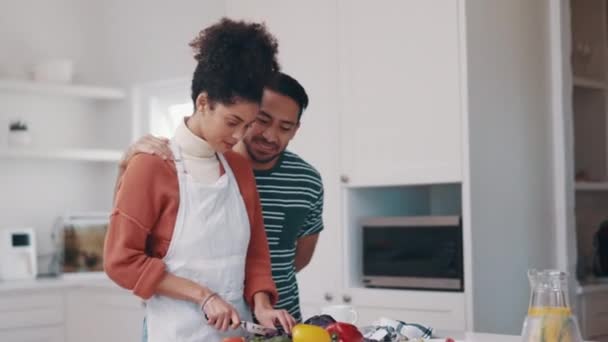 가정과 기념일 발렌타인 생일에 놀라움 음식을 요리하고 사랑과 결혼을 축하하기 — 비디오