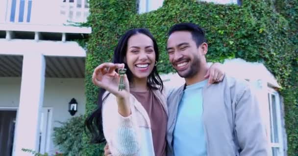 Keys New House Face Couple Moving Property Real Estate Investment — Stock Video