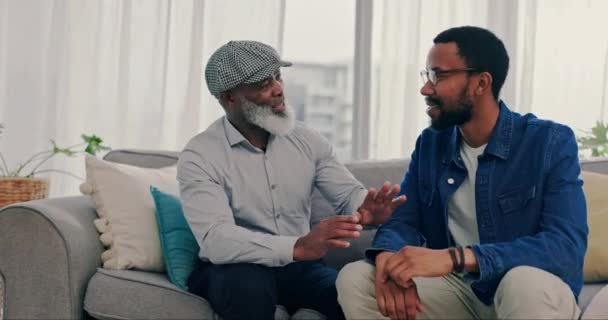 Rozmowa Relaks Mężczyzna Starszym Ojcem Kanapie Salonie Dla Więzi Dyskusja — Wideo stockowe