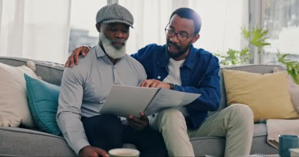 父亲和儿子与文件 谈话和计划的养恤基金 退休和讨论 黑人男子或父亲 带着成年子女坐在沙发上 或办理保险或财产文书手续 — 图库视频影像