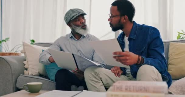 年金基金 コミュニケーションの企画 父親と息子 黒人男性または大人と一緒にソファーや保険や不動産のための書類 — ストック動画