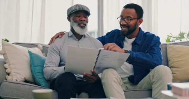 Otthon Apa Fia Dokumentumok Beszél Tervez Nyugdíjalap Biztosítás Vita Család — Stock videók
