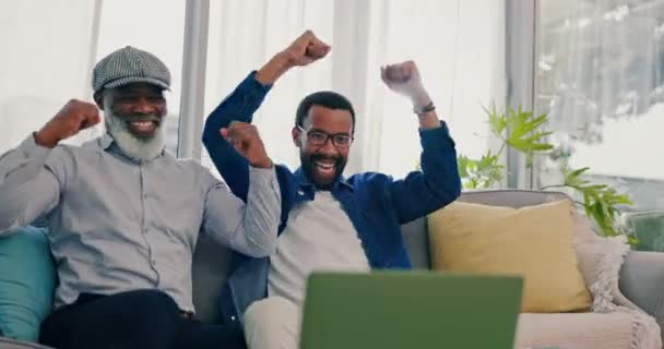 父亲和儿子都有笔记本电脑 庆祝和成就与幸福 社交媒体和连接 有成年子女的黑人男子 家庭或父亲 在沙发上成功地欢呼或微笑 — 图库视频影像