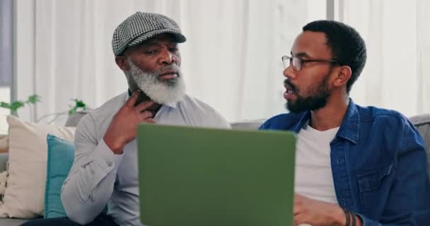 笔记本电脑 老年父亲和黑人男子在沙发上向老爷爷解释在线网站 网上搜索或社交媒体 家庭讨论和非洲人教老年爸爸电脑 — 图库视频影像