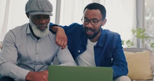 Старший Отец Мужчина Разговаривает Смотрит Ноутбуке Гостиной Дома Приложением Потокового — стоковое видео