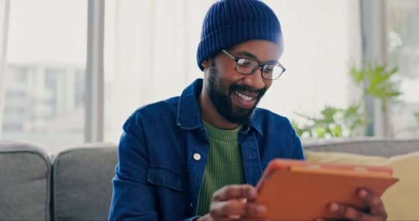 Černoch Legrační Tablet Doma Pohovce Obývacím Pokoji Sociálních Sítích Internetu — Stock video