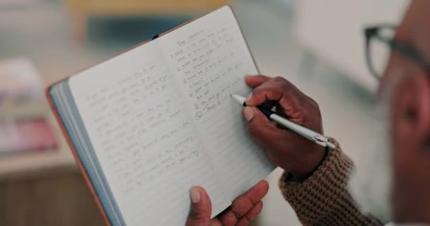 采购产品衣服 笔记本和老年人写作 计划和日记与想法 创意和时间表的灵感 有策略 有知识的杂志 作家和老人 — 图库视频影像