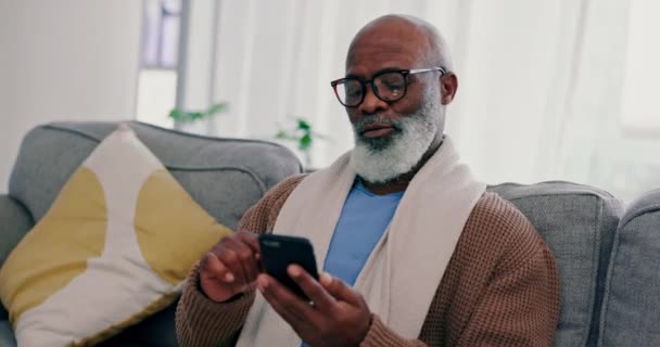 Zuhause Netzwerk Und Alter Mann Mit Smartphone Tippen Und Verbindung — Stockvideo