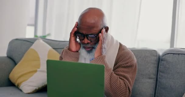 シニアマン ストレスオンラインミス 資産管理 または自宅での借金のためのノートパソコンとソファー 住宅ローンニュース フィッシングメールに対する不安や痛みを持つ高齢者 — ストック動画