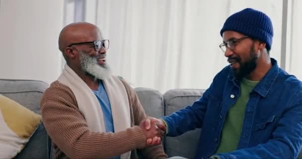 Család Kézfogás Nevetés Kanapén Köszöntéssel Motivációval Szórakozással Férfival Nagyapával Nappali — Stock videók