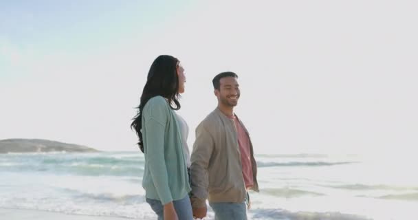 牵着手和快乐的夫妻一起在海滩上散步 放松或共度暑假 在印度尼西亚 浪漫的男人和女人在热带海洋度假 在日落时微笑和相爱 — 图库视频影像