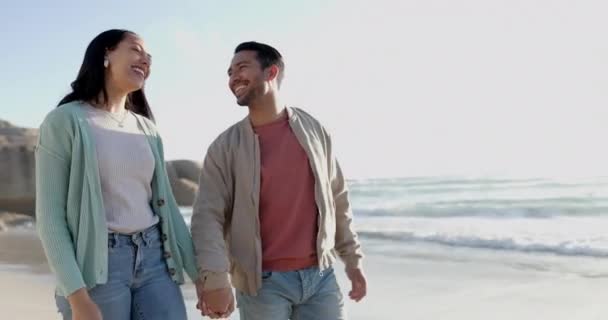 牵着手和快乐的夫妻一起在海滩上散步 放松或在夏天的岛上度假 男人和女人在热带海洋度假 微笑着在海沙上漫步 — 图库视频影像