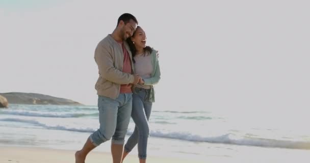拥抱和快乐的夫妻一起在海滩上散步 放松或在夏天的岛上度假 男子和妇女在热带海洋度假时的模拟空间 并在印度尼西亚与人握手 — 图库视频影像