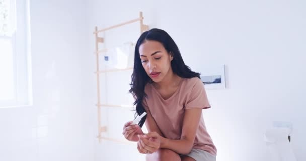 그녀의 아파트의 욕실에서 테스트 화가와 Ivf에 스트레스를 우울증 여성은 부정적인 — 비디오