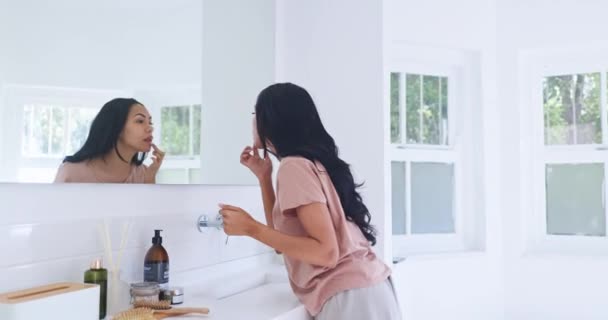 家のミラー 浴室および唇の光沢の水和 口紅の適用および朝のルーチンが付いている女性 スキンケア マウスケア 化粧品製品の反射 化粧品 メイクをする人 — ストック動画