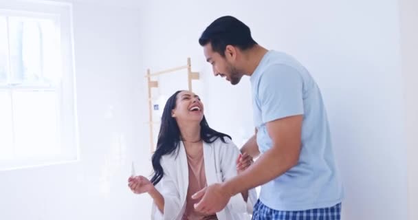 拥抱和夫妇在浴室里一起庆祝怀孕测试呈阳性 在现代家庭里 用生育棒装置拥抱他怀孕的妻子 爱和年轻而兴奋的男人 — 图库视频影像