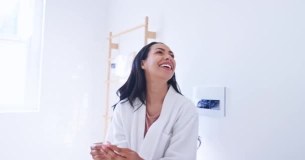 夫妇与阳性怀孕测试在浴室庆祝在一起 在现代家庭用生育棒装置支持孕妇的微笑 爱心和年轻人 — 图库视频影像