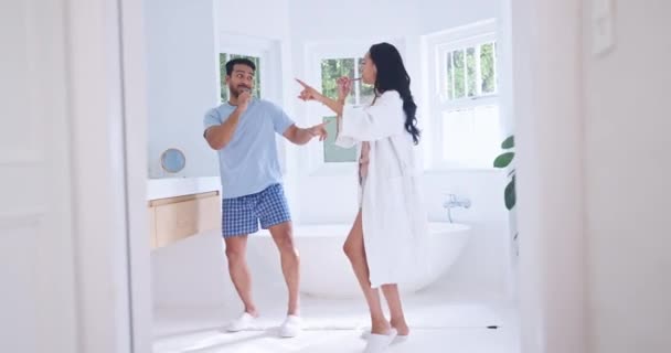 Zähneputzen Fröhliches Tanzen Und Paar Badezimmer Mit Morgenhygiene Und Zahnbürste — Stockvideo