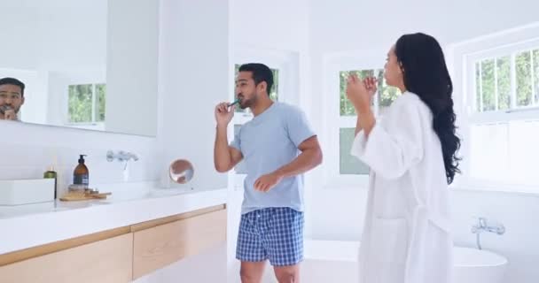 Badezimmer Morgenpaar Und Zähneputzen Tanzen Oder Binden Während Der Zahnaufhellung — Stockvideo