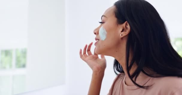 トイレのスキンケア クリーム 顔のウェルネス製品を使用したミラーと朝のクリーニングルーチン 美しさ 皮膚科および化粧品 家庭での抗老化治療のための顔にローションを持つ少女 — ストック動画