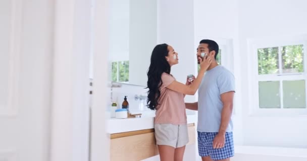Cuidados Com Pele Loção Rosto Casal Feliz Banheiro Espelho Rotina — Vídeo de Stock