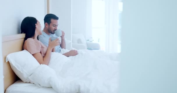 Miłość Poranek Para Pijąca Razem Kawę Sypialni Podczas Pobytu Domu — Wideo stockowe