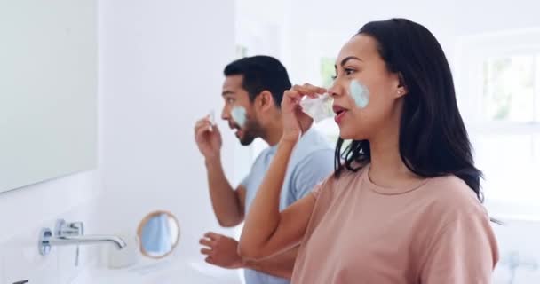 Cuidado Piel Crema Limpieza Pareja Baño Espejo Rutina Matutina Para — Vídeos de Stock