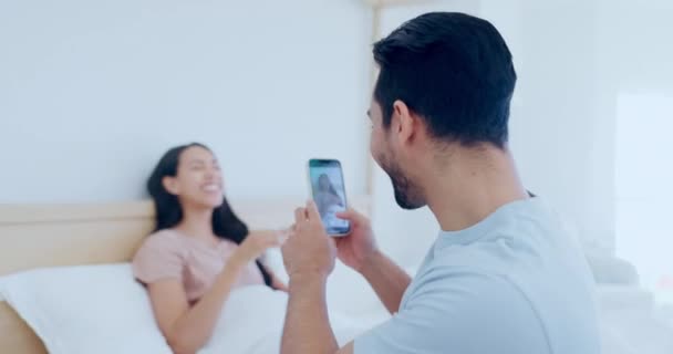 Pareja Feliz Fotografía Teléfono Dormitorio Vinculación Conexión Divertirse Smartphone Foto — Vídeos de Stock