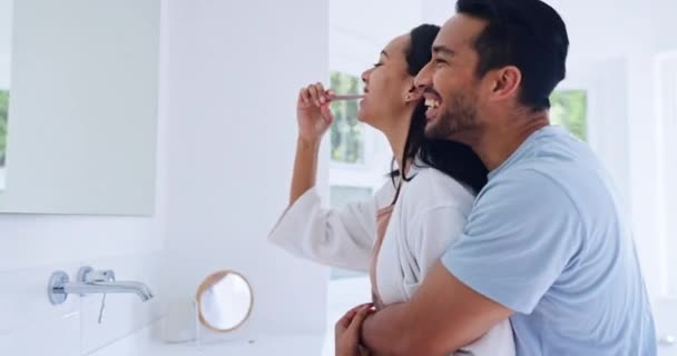 洗手间拥抱 爱和快乐的夫妻为早上的日常清洁 清洁牙齿或自我照顾刷牙 为口腔卫生 牙科或美容美发而拥抱 微笑和拥抱女性 — 图库视频影像