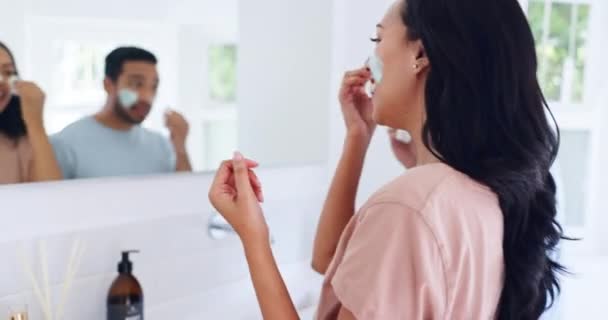 Cuidado Piel Crema Pareja Baño Espejo Rutina Limpieza Matutina Para — Vídeo de stock
