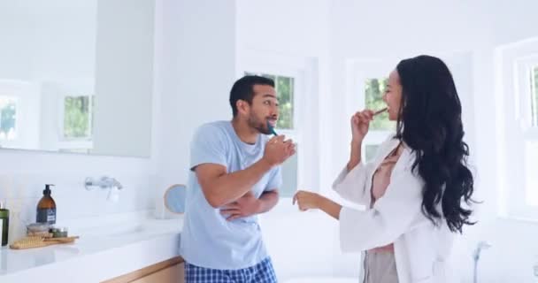 Badezimmer Hause Zähneputzen Und Fröhliche Paartänze Spaß Und Morgenroutine Zahnreinigung — Stockvideo