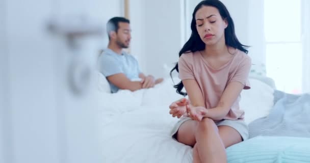Frau Denken Stress Oder Wütendes Paar Bett Mit Eheproblemen Trennung — Stockvideo