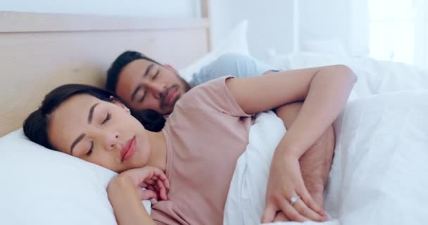 Slapen Bed Paar Rusten Samen Een Slaapkamer Ontspannen Voor Romantiek — Stockvideo