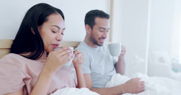 早上和一对夫妇一起在卧室喝茶 在他们的家里放松一个周末 与男人和女人在床上谈情说爱的咖啡 微笑或快乐 — 图库视频影像